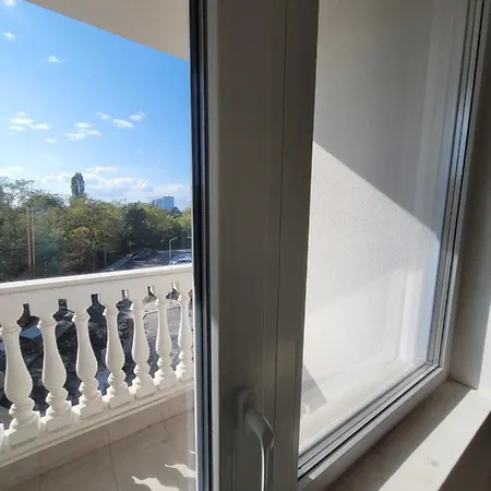 Сдаётся Посуточно Трёхкомнатная Квартира В Прекрасном Комплексе Перла Apartament Burgas